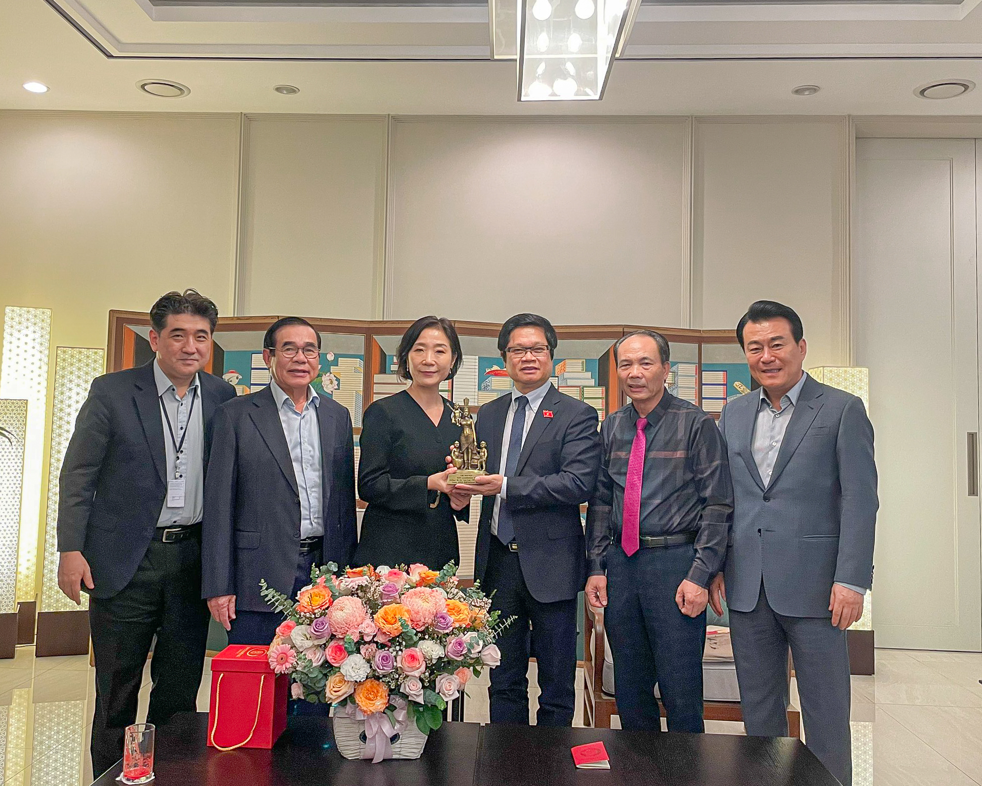 The President of Vietnam International Arbitration Centre (VIAC) meets the Korean Ambassador in Vietnam